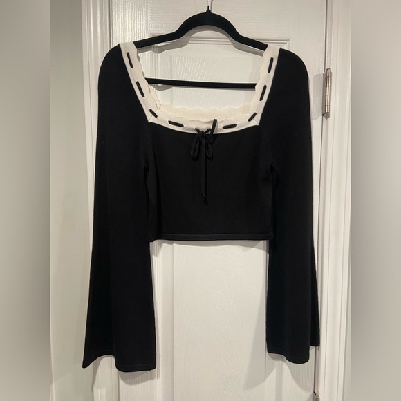 NWOT Dee Elly Size M Black Cream Bell Sleeve Knit Crop Top Bow Scalloped Trim - Picture 1 of 13
